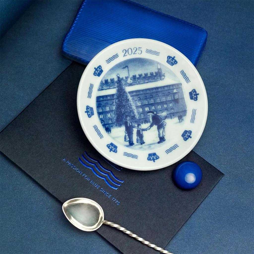 [Official Import] Royal Copenhagen Blue Collectible Mini Plaque, Mini Year Plate 2025 Edition "CHRISTMAS IN COPENHAGEN", Diameter approx. 8cm, 1074927