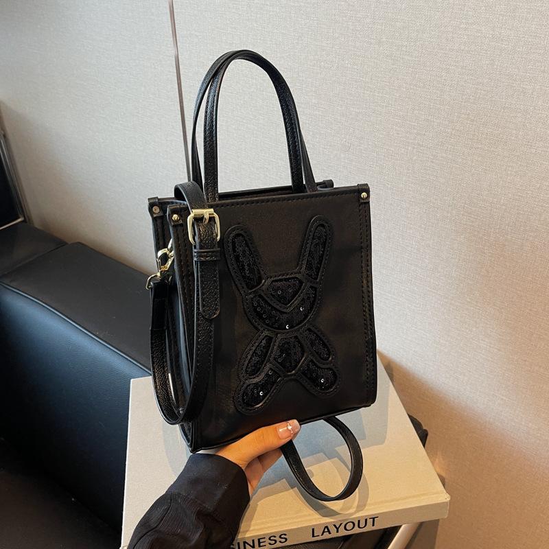 

Иностранная одиночная портативная трендовая универсальная сумка женская 2024 новая модная маленькая квадратная сумка высокого класса нишевый дизайн сумка-мессенджер чёрный