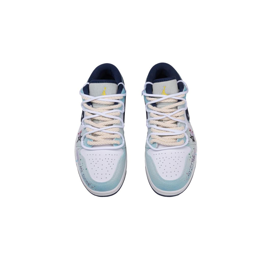 Jordan Air Jordan 1 Stile Graffiti Resistenti all'Abrasione Scarpe da Basket Basse Vintage da Uomo Blu Denim IH0648-141(Team420-)