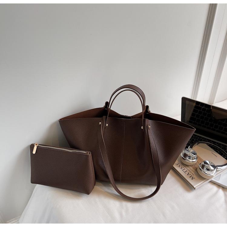 

Retro minimalist handheld big bag women s 2025 new casual fashion tote bag large capacity commuter shoulder bag темно-коричневого кольору