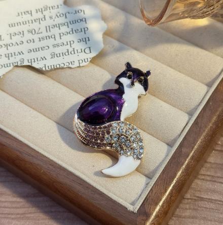 

1 Pcs Crystal Enamel Sitting Fox Brooches For Women Unisex Lovely Zircon Animal Foxtail Party Office Brooch Pin New Year Jewelry 1pcs фіолетовий