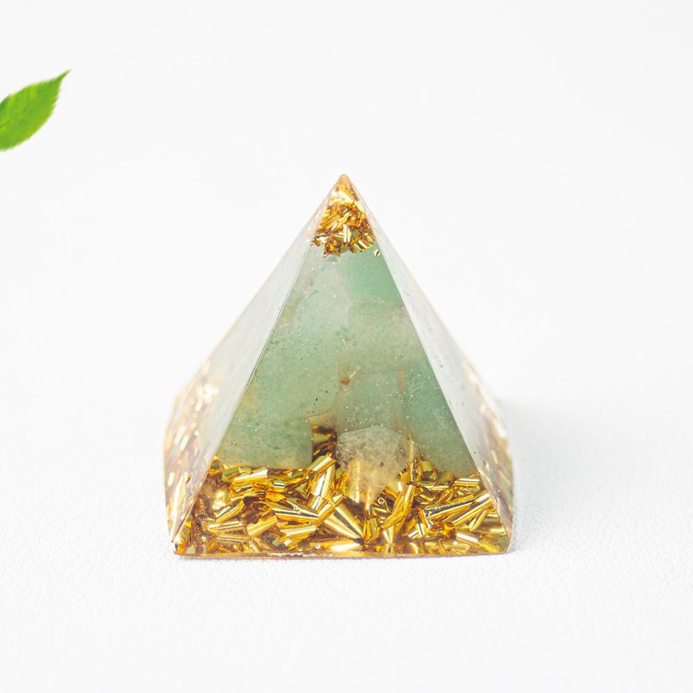 Figurka pyramidy z křišťálové pryskyřice s přírodními krystaly ve tvaru kapky vody pro darování a domácí dekoraci