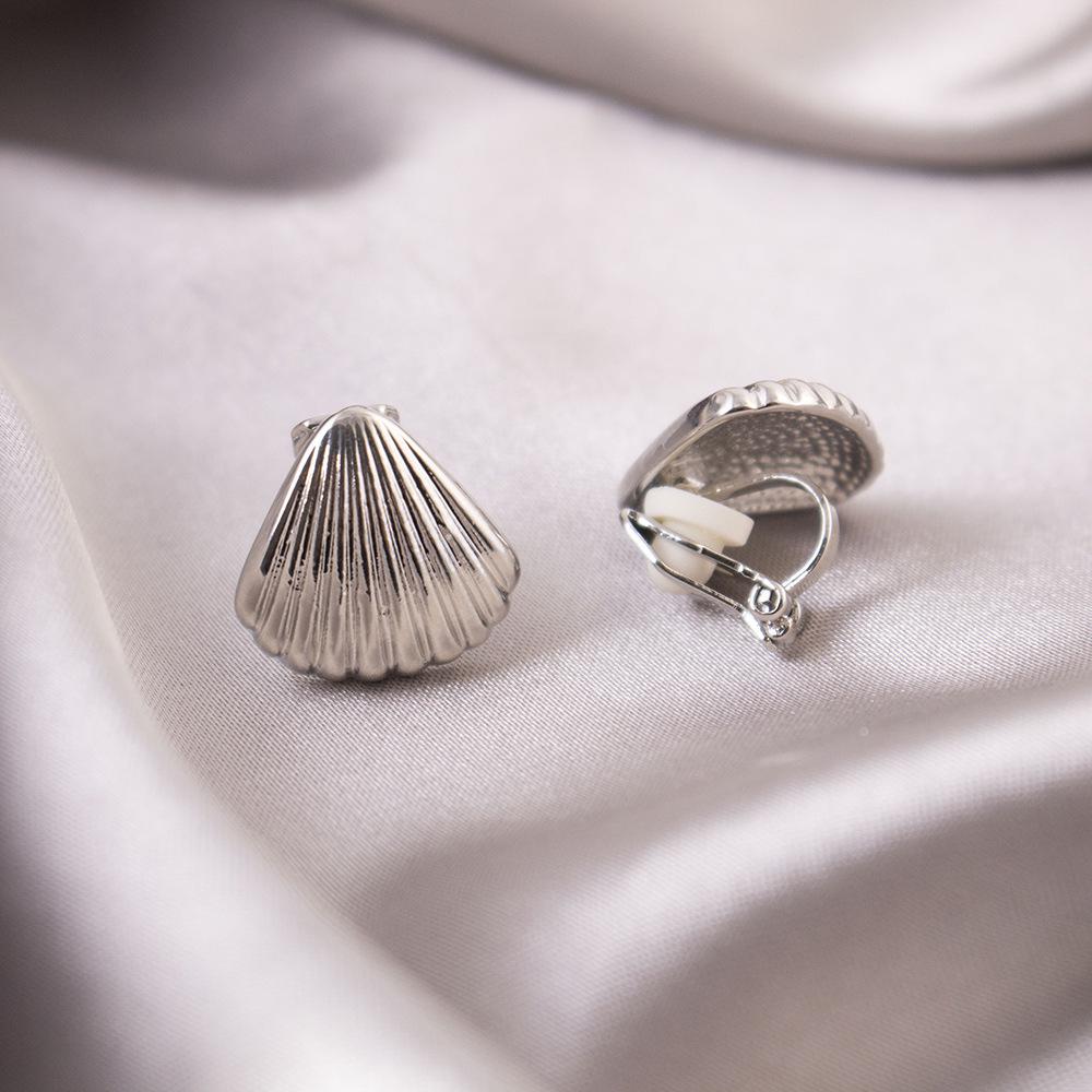 Brincos de pressão triangulares elegantes para orelhas não furadas - Versáteis e com um toque de luxo leve para o uso diário.