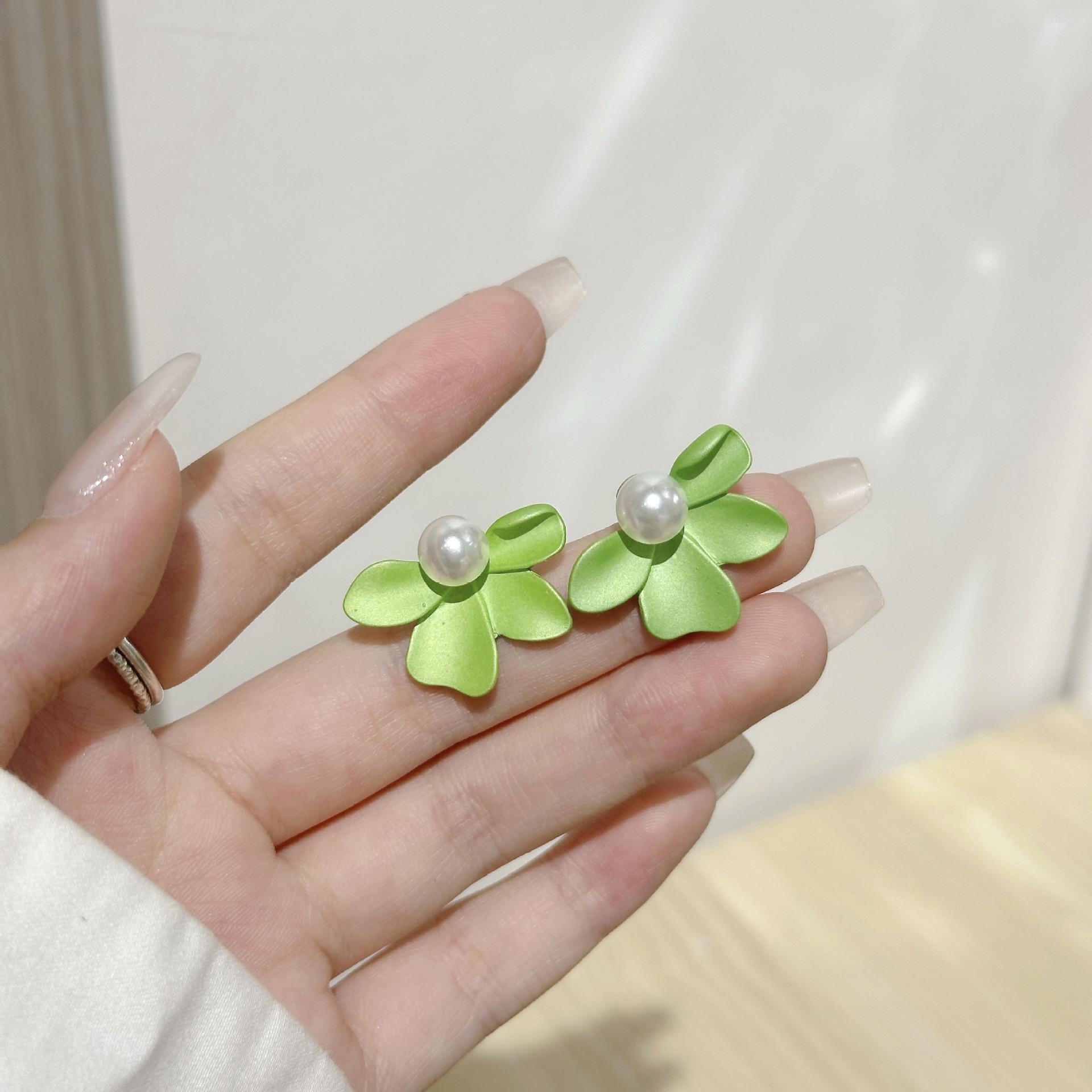 

Елегантні сережки з квітковим бантом - висококласний французький дизайн для жінок