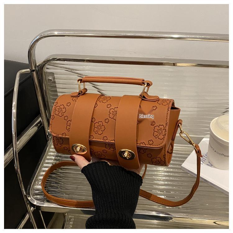 

Тисненая сумка с замком «французский твист»: Сумка-тоут Бостон, через плечо и ручная темно-коричневого