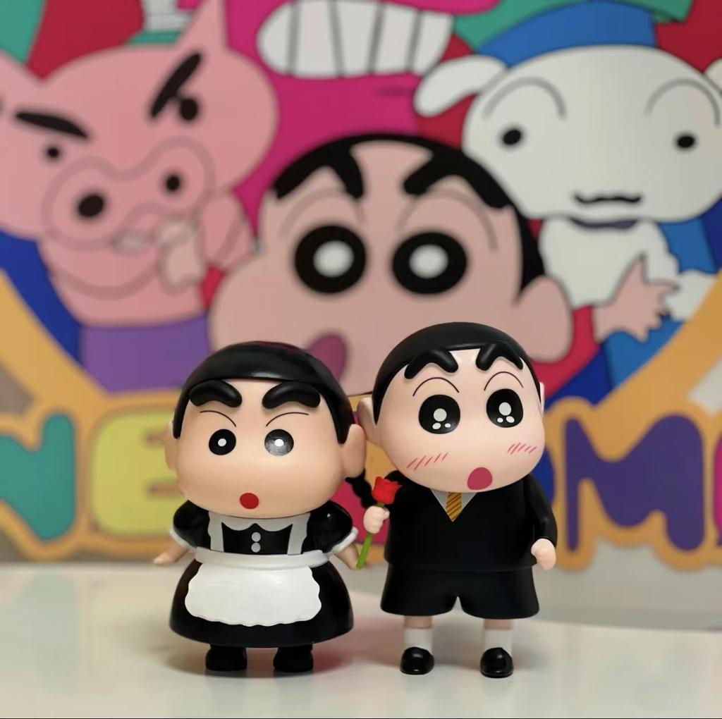 2 Stück/Set Crayon Shin-chan Zubehör Entzückende Rosen-Maid-Kollektion Anime Schreibtisch Auto Modische Figuren-Ornamente Spielzeug Fans Geburtsdatum Geschenke