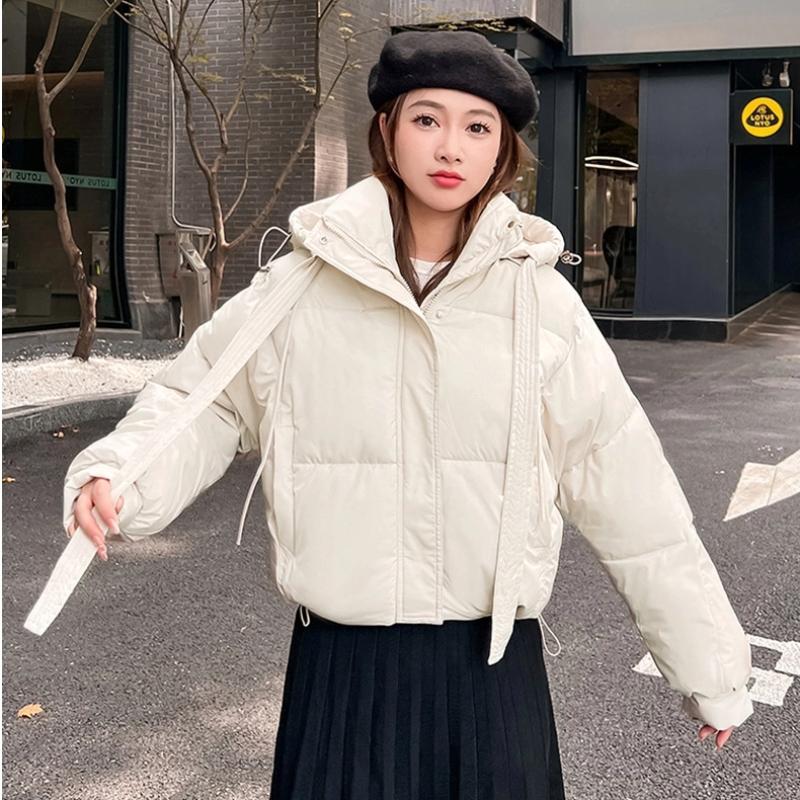 

Женская короткая ветрозащитная теплая зимняя куртка с капюшоном и рукавами реглан XL бежевый