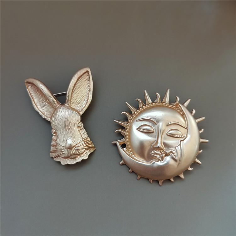 Retro Matte Gold Brooch: Elegant Court-Style Women's Pin Corsage Suit Accessory