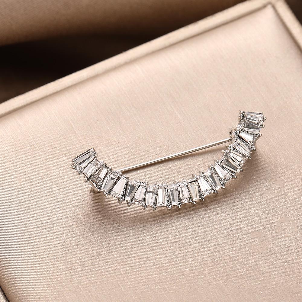 High-End Light Luxury Smiley Face Brooch: Versatile Full Diamond Pin Accessory