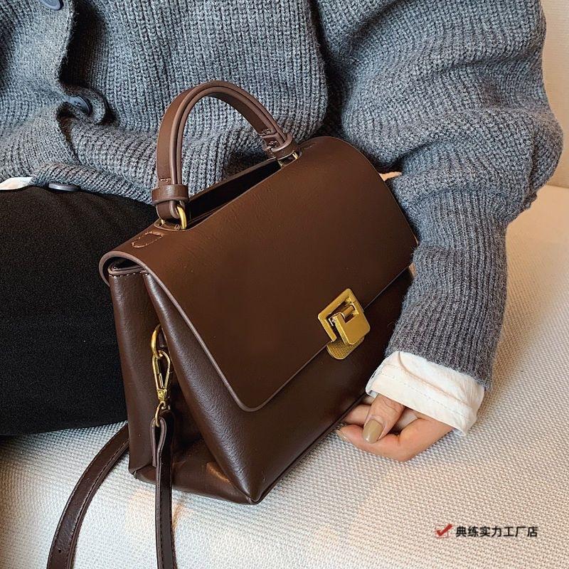 Premium textured bag women's new French handbag hand carry out shoulder bag mature versatile messenger bag