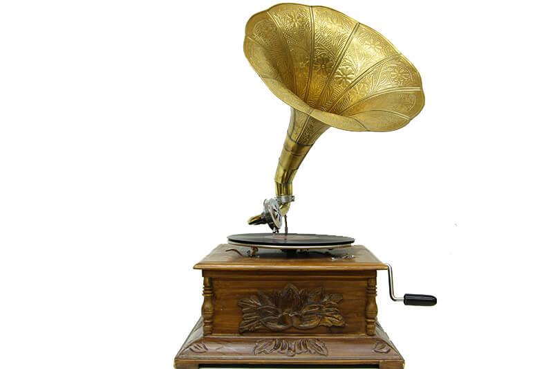 

Граммофон квадратный резной 533