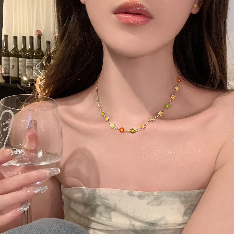 Color niche necklace female~ small fresh daisy flower bracelet neck chain wind contrasting color design collarbone chain