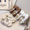 Autumn 2025 Girls' Pearl Bow Leather Princess Shoes with Soft Sole for Stage Performance.