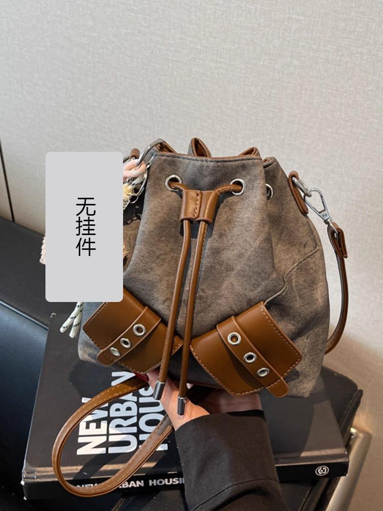 Customized 2025 New Large Bucket Bag Women's Autumn and Winter Commuting Shoulder Light, Simple, Niche Versatile Atmospheric Shoulder Bag