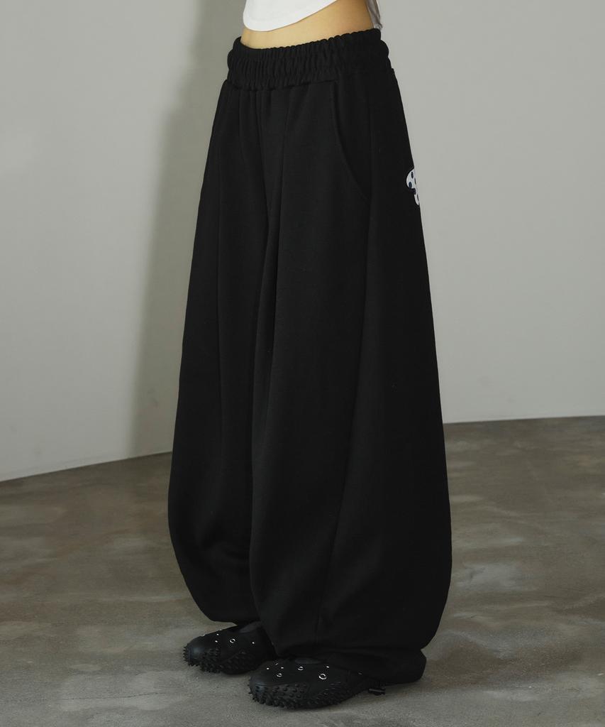 Seulliggeullou Angel Applique Curved Sweatpants [Black]