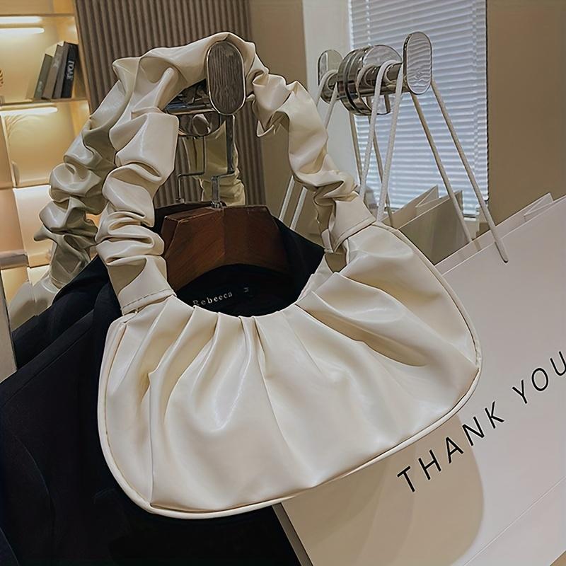 A Stylish Pleated Cloud Bag Designed for Women, Perfect for The Shoulder Or As an Armpit Bag, Featuring a Trendy And Versatile Design.