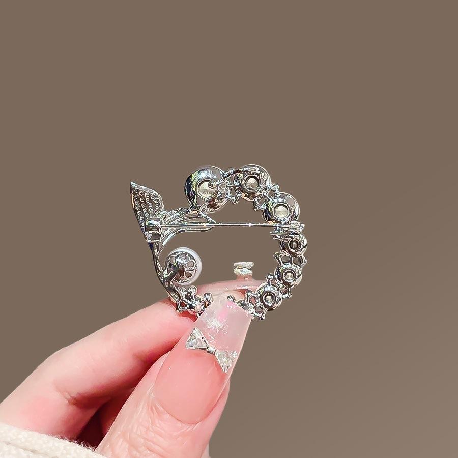 Delicate rhinestone ocean fishtail brooch, high-end women's light luxury pin, anti-light corsage, clothes accessories