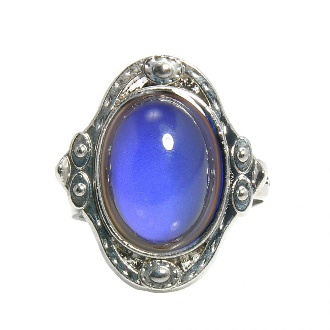 

Винтажное кольцо под серебро с вставкой из камня меняющего цвет