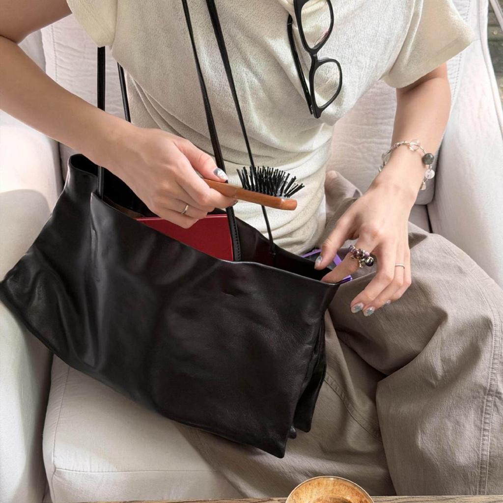 Tote Bag - A Niche Minimalist Style Commuter Single Shoulder Bag with A Basket On The Shoulder and An Elastic Strap for The Shoulder.