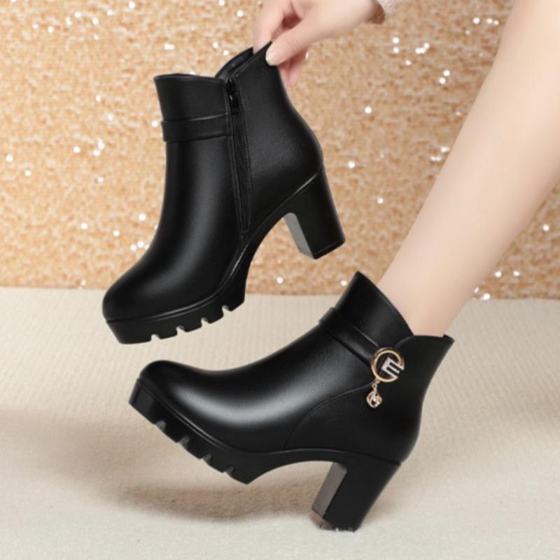 Women's Waterproof Chunky Heel Ankle Boots with Fleece Lining, Perfect for Autumn and Winter.
