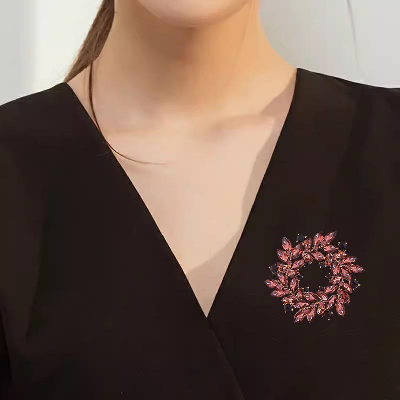 Spilla ghirlanda di cristallo retrò europea e americana nuova da donna atmosferica versatile corsage design di nicchia spilla accessori per abito