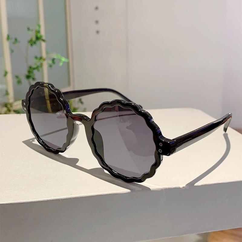 Fashion Round Sunglasses Women Trendy Vintage Flower Shaped Rim Gradient Sun Glasses  New Brand Design Stylish Shades