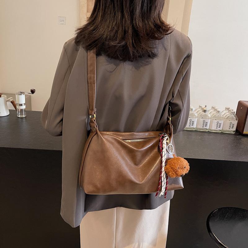 Retro bag women's large capacity 2025 new casual shoulder messenger bag simple commuter dumpling bag