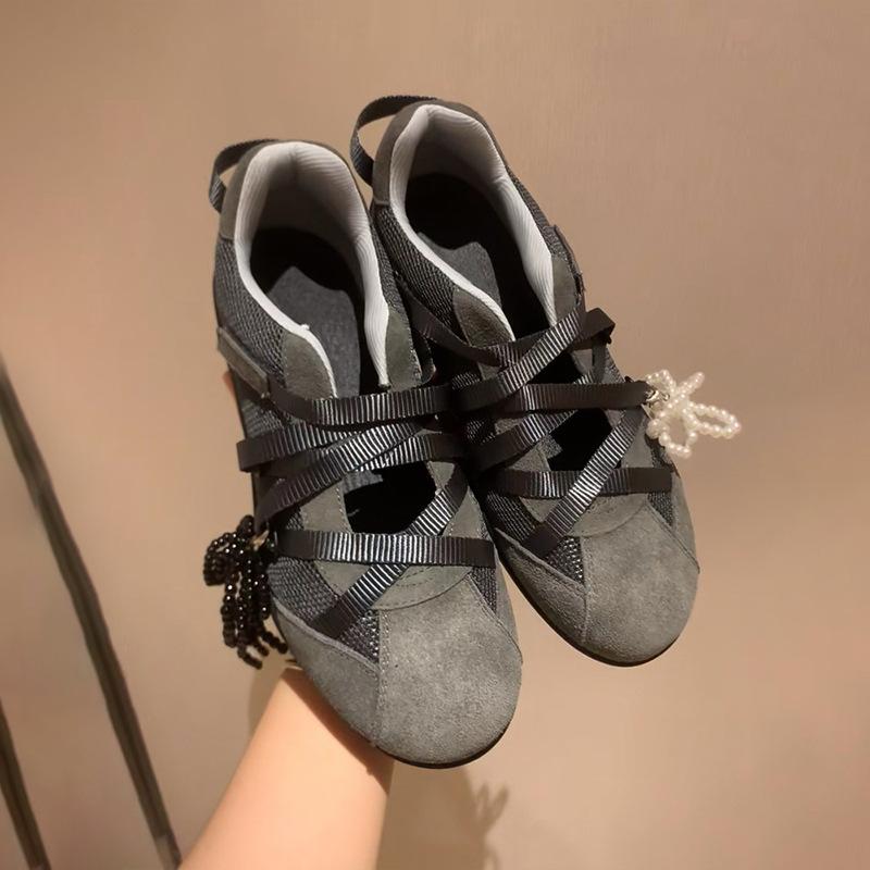 Verze z hovězí kůže~ kulatá špička, výklenkový design, barevně sladěné německé tréninkové boty pro ženy 2025 nové baleríny s lehkým nártem a křížovým páskem