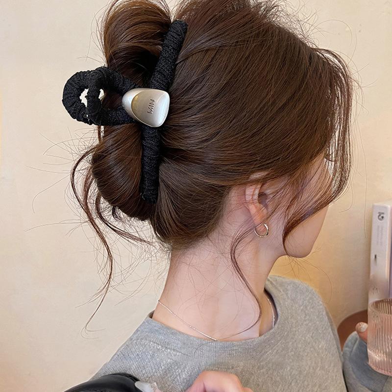 2025 Neue Acryl Buchstaben Haarnadel Mode Retro Premium Hai-Klammer Täglich Lässiger Wind Haaraccessoires Frauen