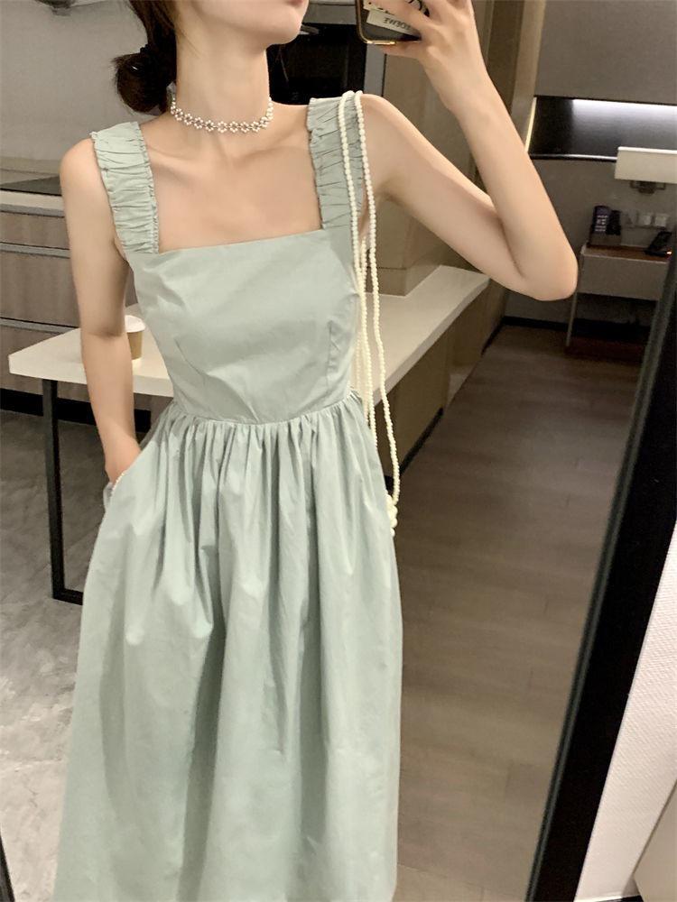 Petite 2024 French Square Neck Suspender Dress: Summer Waist-Cinching, Slimming, Niche Design for Women’s Elegant Style.