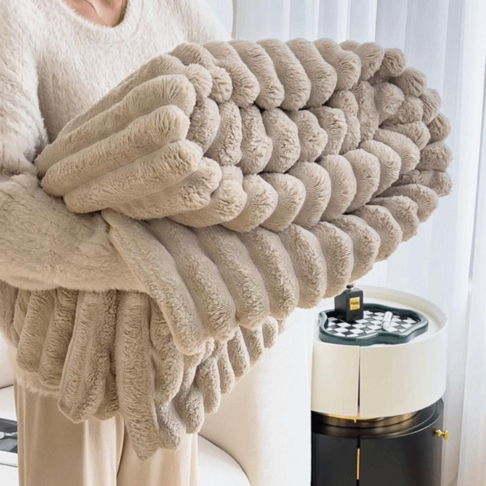 Bed Suppiles Solid Color Flannel Blanket Comfortable Warm Plush Blanket Soft Thickened Office Nap Blanket Travel