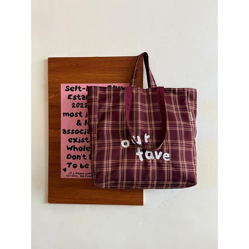 

Ретро клетчатая двусторонняя сумка с вышивкой на спине, новая большая вместительная сумка-тоут для通勤, повседневная универсальная наплечная сумка-тоут.