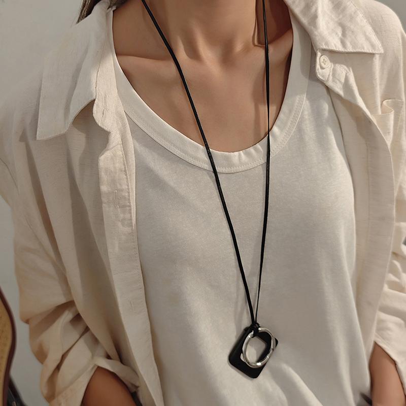 Resin Round Hollow Pendant Necklaces For Women Trendy Black Leather Rope Long Sweater Chain Necklaces Party Jewelry