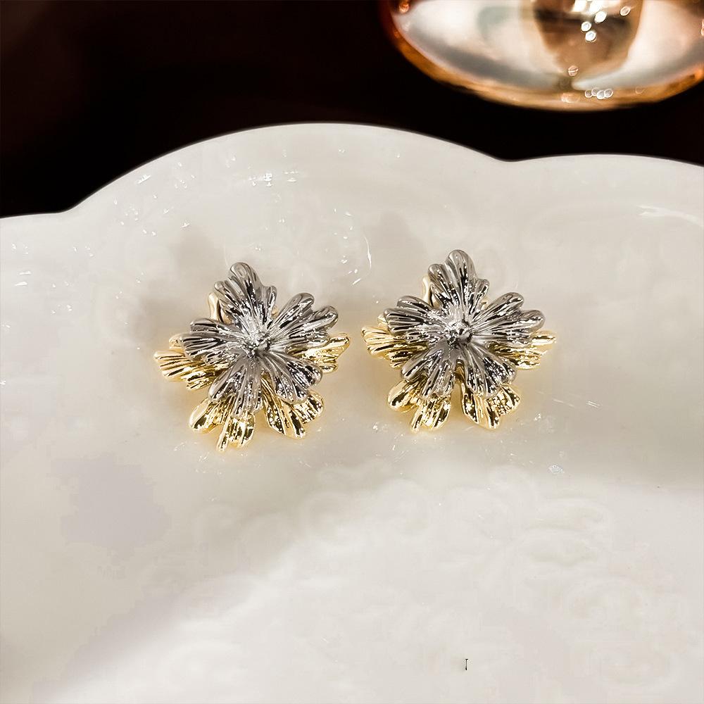 Light Luxury Exquisite Micro-inlaid Zircon Flower Earrings Elegant High-end Pearl Stud Earrings Niche Design Temperament Earrings