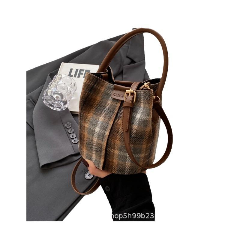 Retro niche hand-carried bucket bag women's autumn contrasting color fashion shoulder bag high-end textured messenger bag