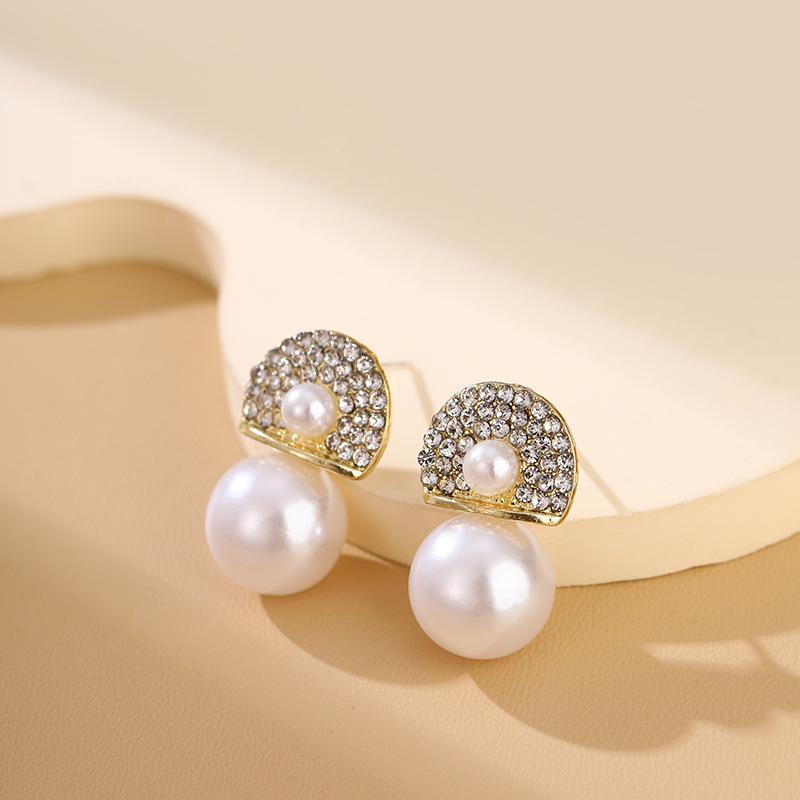 

Korean Fashion High-Design S925 Silver Stud Earrings with Pearl and Diamond Inlay