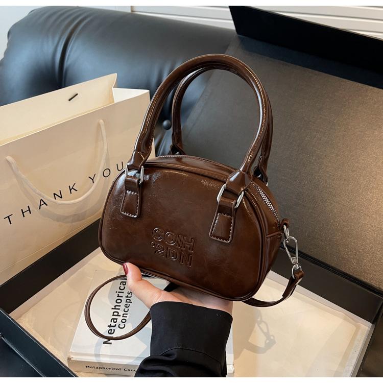 

Популярні цього року невеликі жіночі сумки для осені, універсальні 2024, нові текстуровані сумки-месенджери, популярні невеликі квадратні сумки через плече темно-коричневого кольору