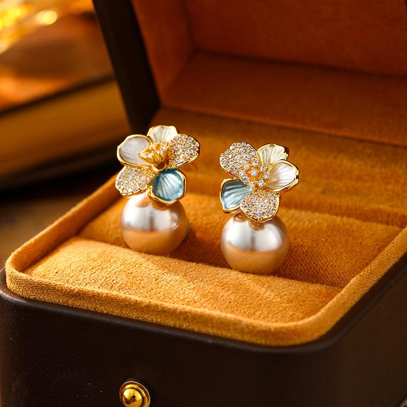 Kolczyki sztyfty w temperamencie lekkiego luksusu, kolczyki z kwiatami i perłami, francuski wysokiej klasy niszowy design, unikalne kolczyki