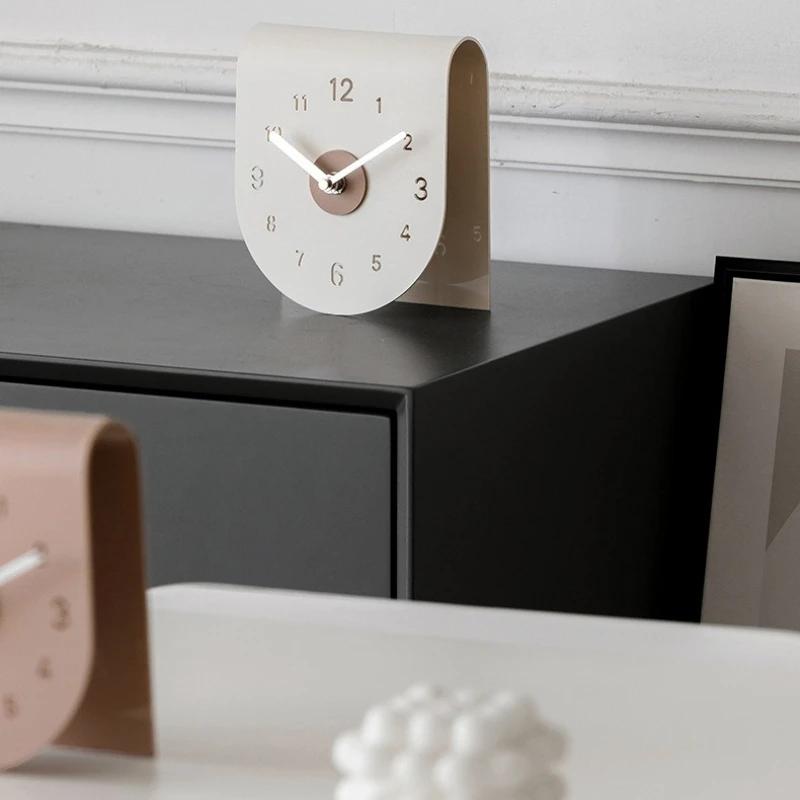 Living room - Simple and elegant, with an artistic style. Desk with clock. Simple artistic desktop clock. Bedroom decoration - H