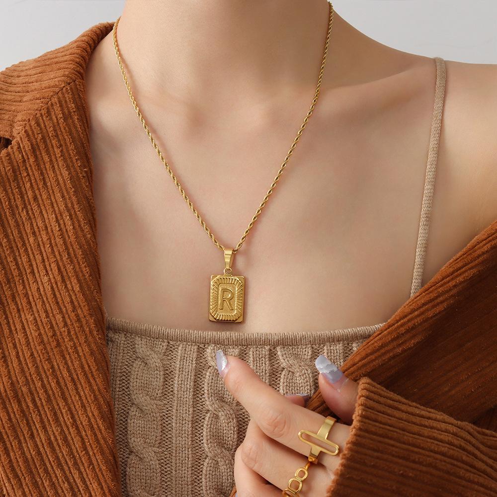 Qiong Yao Hip Hop 26-Letter Square Pendant Necklace, Clavicle Chain, 18K Gold Plated Titanium Steel.