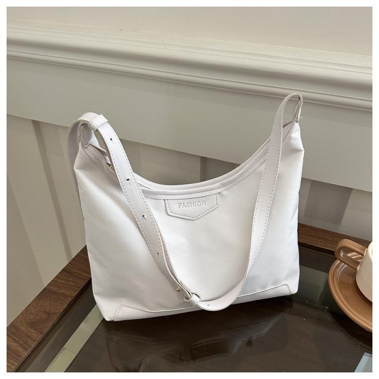 

Большая вместимость модной корейской версии однотонной повседневной сумки 2024 года, новая универсальная сумка через плечо с петлями белый