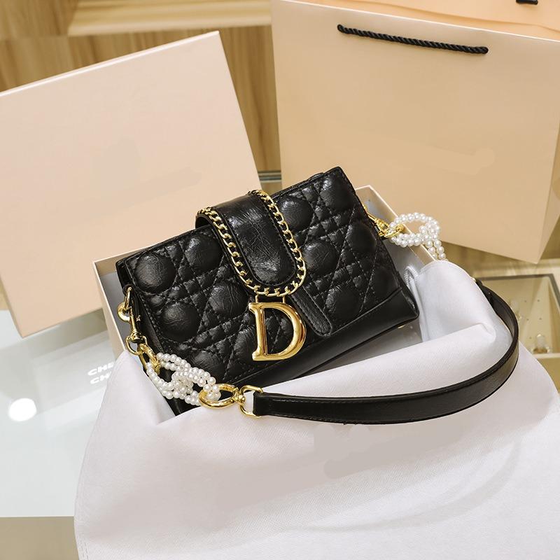 

Leather high-end diamond women s bag, new soft leather versatile oblique span bag chain, shoulder women s bag, small bag.