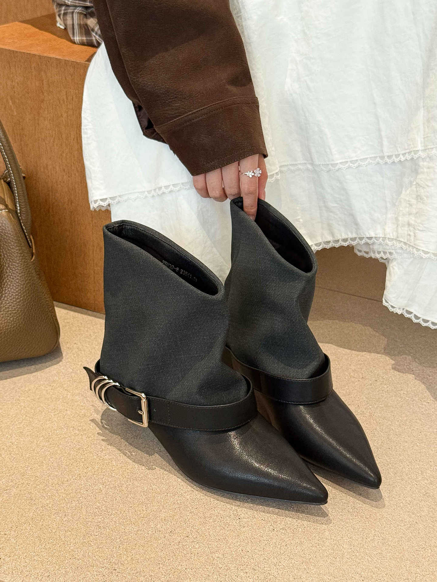 

Retro and fashionable! Brown pointed head color matching trousers short boots women s 2025 autumn and winter new fashion low-heeled temperament women 39 чёрный