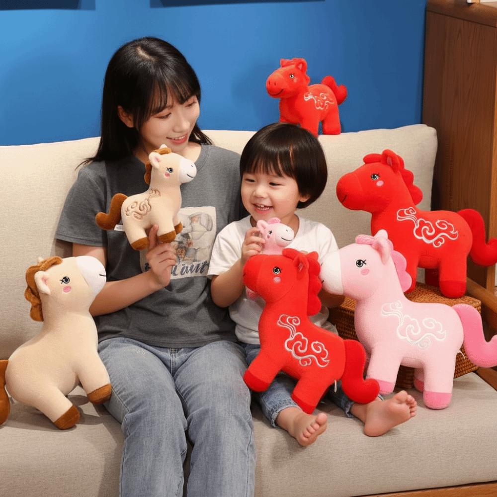 Plüschpferd-Puppe mit Buchstabenprint Weiches Stoffpferd Stofftier Pferd-Jahr-Maskottchen
