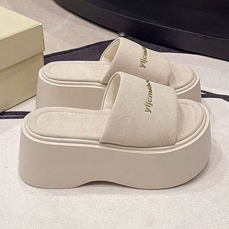 Foreign style thick-soled short man height-increasing one-word slippers women's summer out 2025 new fashionable retro open-toed cool slippers