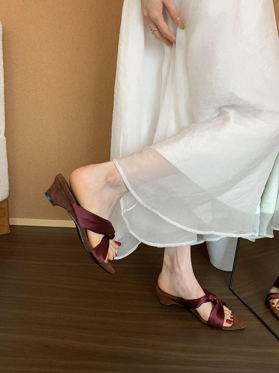 

French medium high heel cool slippers women s shoes outer wear 2025 summer with skirt temperament gentle pointed Roman sandals 39