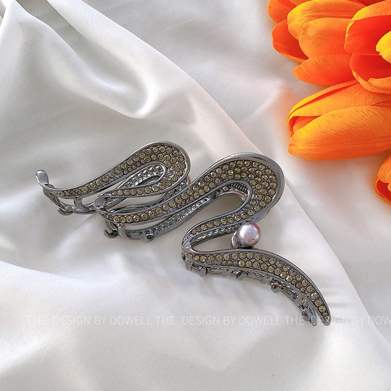 

Elegant Cold Minimalist Design Hair Claw Clip For Women With Stunning Pearl Accents