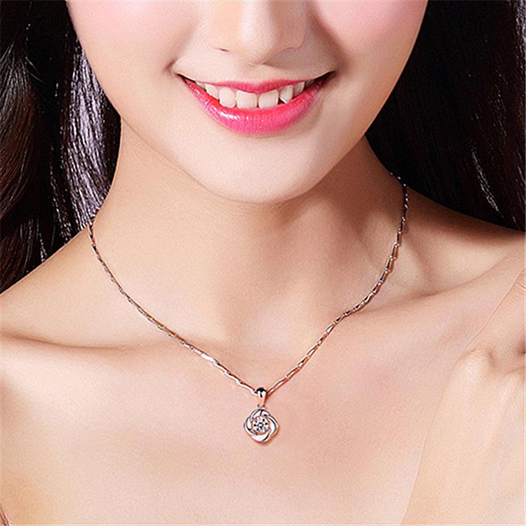 Four -leaf Grass Pendant Necklace Japan and South Korea Short Clavicle Chain Fashion Accessories Versatile Pendant Gifts