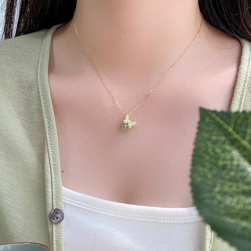 Small Group Design Butterfly Safety Buckle Necklace for Women, Light Luxury and Versatile, High-end Feel Collarbone Chain