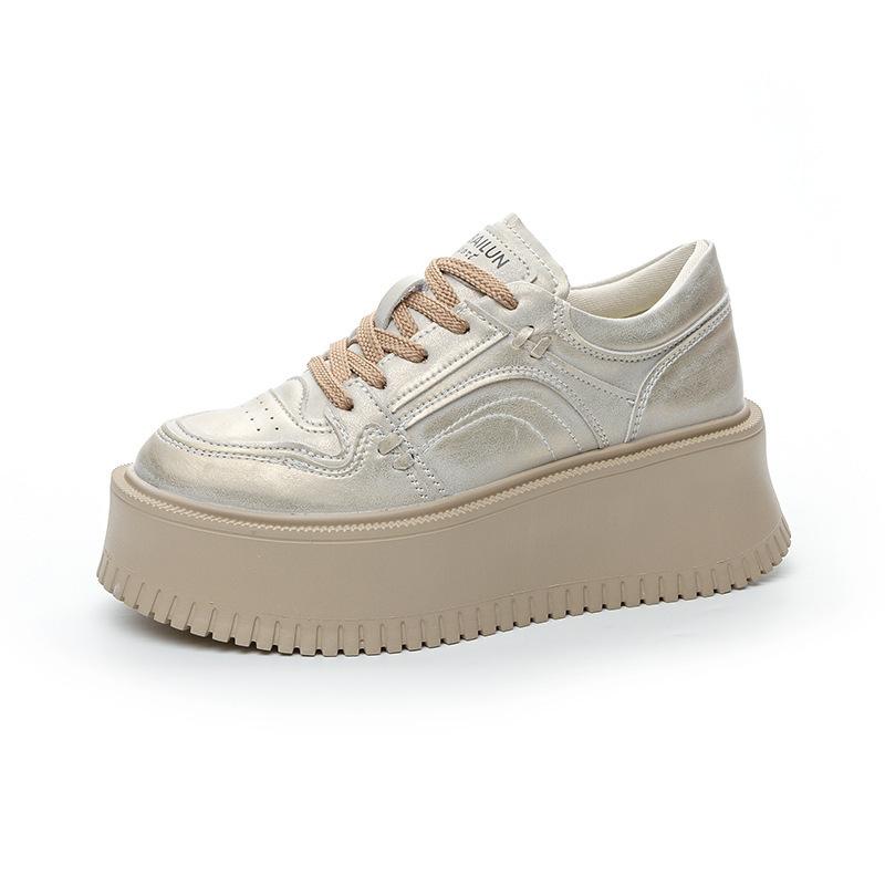 Small man thick-soled heightening Hong Kong style little white shoes women's 2025 autumn and winter new versatile skirt muffin shoes board shoes